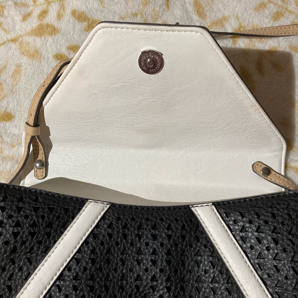 Guess Purse - Picture 7 of 14